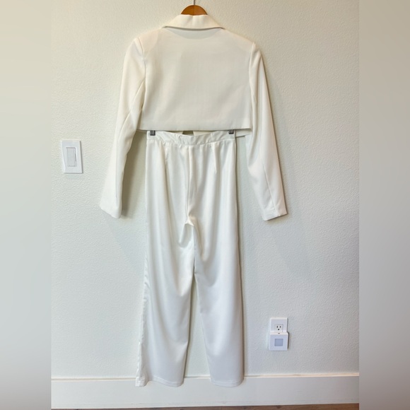 White cropped blazer with shoulder pads & white silk pants. XS - Picture 10 of 12